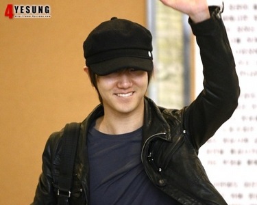  (Contest) Post a picture of Yesung wearing a hat