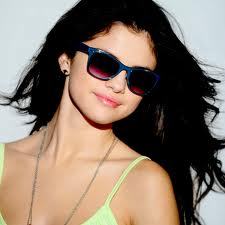 post a pic with Selena with glasses