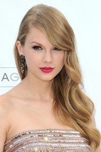 taylor with pink or red lipstick