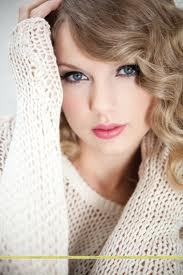  post a pic of taylor in a sweater