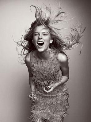  post a pic of taylor laughing