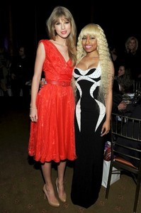 post a pic of taylor with someone like selena gomez,taylor lautner,demi lovato or katy perry or nicki minaj just anyone