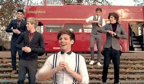  complimenten post a pic of one direction in the video one thing