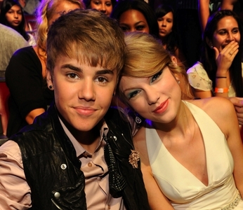  Post a picture of Taylor 迅速, スウィフト and Justin Bieber =)