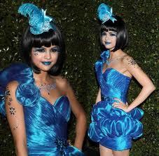 post a pic of selena with blue dress and blue accesories and with blue make up