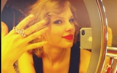 post a pic of taylor with a ring!!!