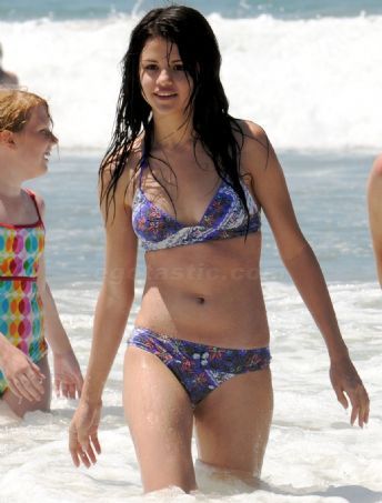  Post a pic of Selena wearing a bikini!