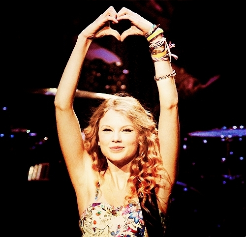 post  picture of taylor swift making a heart with her hands (props)