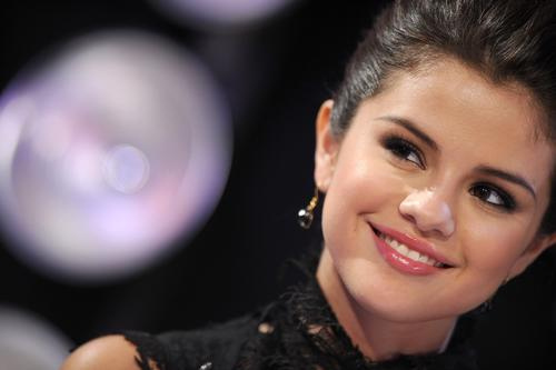 post a pic of sel wearing something black ... :)
