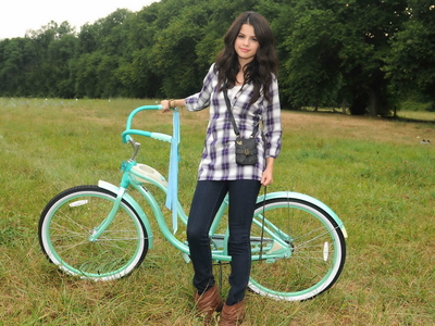 post a pic of selena with a bike