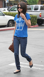 pos a pic of selena in flats