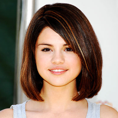post a pic of selena in small hairs