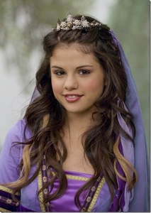 post a pic of selena wearing crown