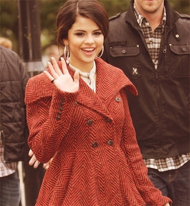 ROUND 4 (POST A PIC OF SELLY WAVING:)