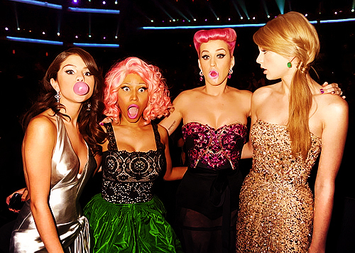 ROUND 10 POST A PIC OF SELLY WITH A FEW CELEBRITIES:) 