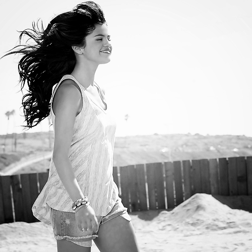Post a nice & rare pic of Selena & I will give you props !<3