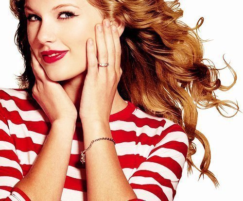Post a pic of Taylor wearing red <3