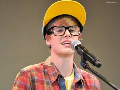 Post your fav pic of Justin with his nerd glasses!