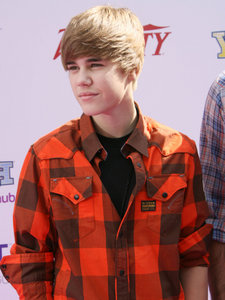 Post a pik of JB wearing red!! Props to every1!! :P