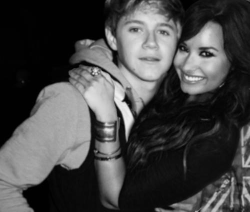  POST A PIC OF Demi lovato with any member of one direction..