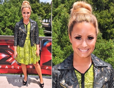  Post a picture of Demi Lovato wearing a leather koti, jacket