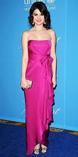 post a pic. of Selena in pink dress!!