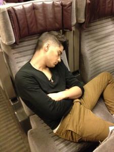  Post a 写真 of anyone in 1D asleep!! Everyone who posts a pic gets props!
