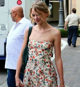 Hello guys, you will want a picture of Taylor Swift wore a dress of many the colors And the best image will take 20 props