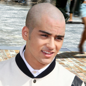  I heard that Zayn wants to shave his hair off? What do anda think he should do??