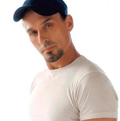  Post a picture of your favourite actor wearing a cap.