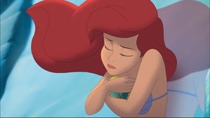 Ariel hugging her mother's muziek box