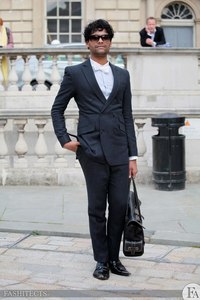  Emmanuel raio, ray wears A. Hallucination. Londres Fashion Week Spring/Summer 2012 show. fotografia por Toni Tran.