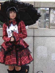  This is just a Vorschau image of a lovely Gothic Lolita, but not the same outlook as the girl described in this short -short- story :)