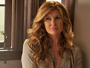  "At least I'll be out of this house." Vivien (Connie Britton) was betrayed bởi the living, psychologically tortured bởi the dead, and came to the realization that she had been raped bởi something hideously inhuman in "Rubber Man."