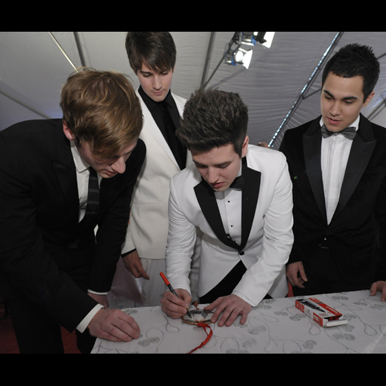  Big Time Rush signs an ornament to benefit the National Park Foundation. picha kwa Mark Silva for W Washington D.C.