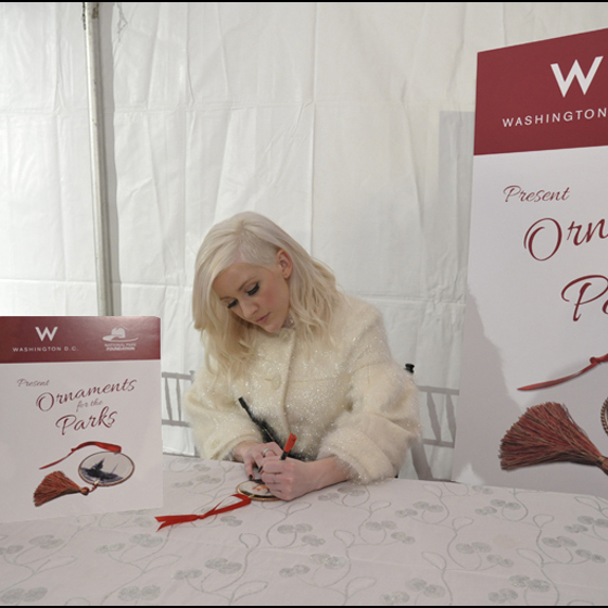  Ellie Goulding signing her ornament to benefit the National Park Foundation. 照片 由 Mark Silva for W Washington D.C.