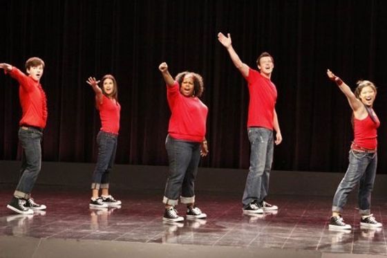 "Don't Stop Believin'" sung by New Directions (Pilot)