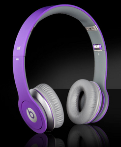 she pulled of her purple coloured head phones por dr dre