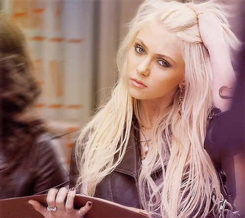  WITHOUT the heavy black eye make up. Yes, it's Taylor Momsen.
