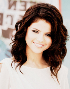  Sel's face is pretty, but her दिल is prettier.
