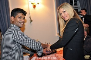  Emmanuel and Caprice cut the Fashion Week Gibraltar celebratory cake (Picture bởi vàng Productions Studios (Gibraltar) www.goldps.com)