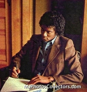  Michael at his 台, 办公桌 写作 a song