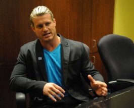  Dolph Ziggler 回答 a 質問 in the Viewers Choice Canada office.
