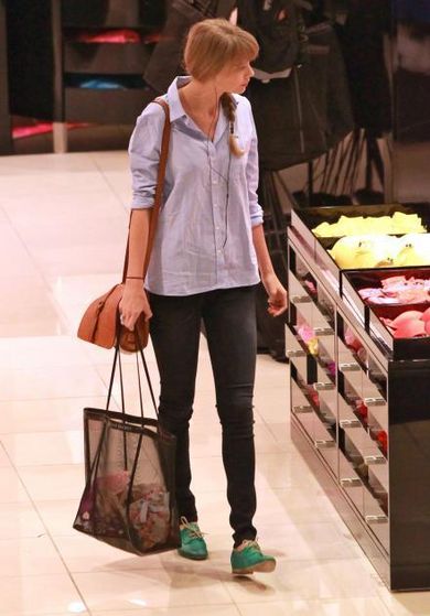  Taylor has been seen in VC buying new bras! Reason?