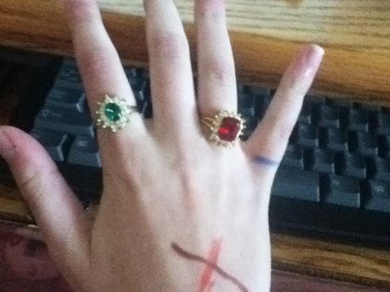  See. They are based on real rings I have. Please ignore the écriture on my hand. and I know, my hand is very sexy.