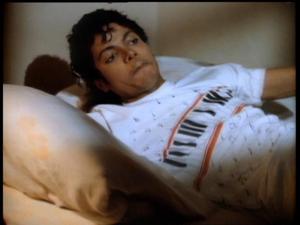 Michael in tempat tidur thinking about him and Holly's ciuman