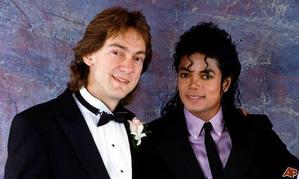  No, John Branca wasn't in it. Imagine Michael's 衬衫 being white instead and silk on the 领, 衣领 of the 夹克 he's wearing.
