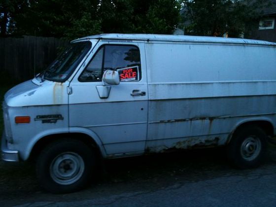  The White camioneta, van michael saw coming up the street...