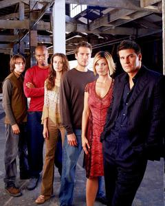  giorno 01 - A mostra that should have never been canceled Angel - I loved it! It's better than Buffy IMO