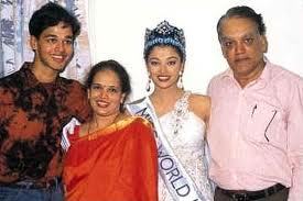  Mine.aish with her family when she become Miss World.